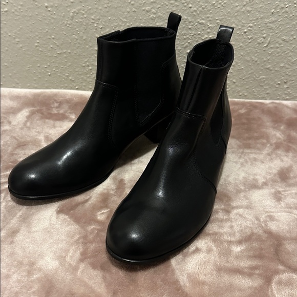 Ecco Black Ankle Boots with Classic Chelsea - Picture 1 of 6